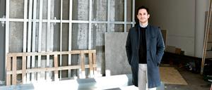 Julian Treidler, Gründer des Start-ups Trisor, auf der Baustelle im HGHI-Tower im Hansaviertel. Kundinnen und Kunden sollen dort bald Tag und Nacht an ihre persönlichen Wertsachen gelangen können. Ein Roboter steuert das Ganze und bringt die Box mit den Gegenständen zu einer Kabine.