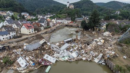 Meterhoch türmen sich Wohnwagen, Gastanks, Bäume und Schrott an einer Brücke über der Ahr in Altenahr.
