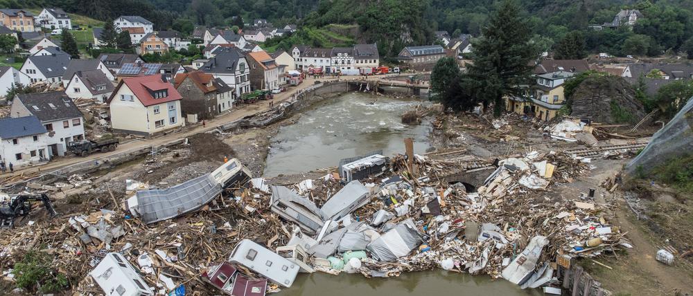 Meterhoch türmen sich Wohnwagen, Gastanks, Bäume und Schrott an einer Brücke über der Ahr in Altenahr.