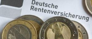 Münzen liegen auf einer Renteninformation der Deutschen Rentenversicherung.