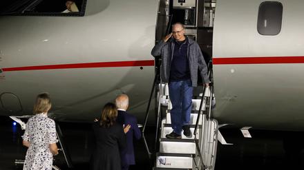 Der frühere US-Soldat Paul Whelan salutiert dem immer noch amtierenden Obersten Befehlshaber, US-Präsident Joe Biden. 