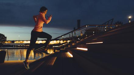 Licht aus, Treppe hoch, Blutdruck runter. Sport am Abend ist offenbar doch nicht so ungünstig, wie man bislang meinte: