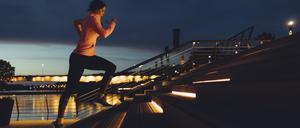 Licht aus, Treppe hoch, Blutdruck runter. Sport am Abend ist offenbar doch nicht so ungünstig, wie man bislang meinte: