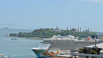 Ein Kreuzfahrschiff legt in Istanbul an.