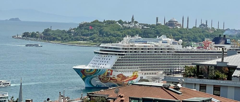 Ein Kreuzfahrschiff legt in Istanbul an.