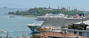 Ein Kreuzfahrschiff legt in Istanbul an.