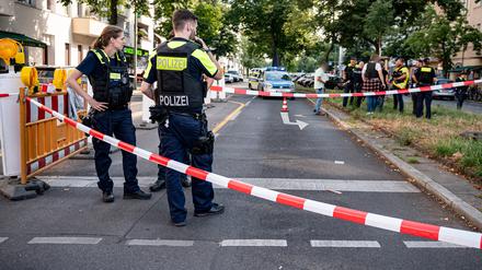 Die Berliner Polizei hat die Straße um den U-Bahnhof Mierendorffplatz nach einem Polizeieinsatz abgesperrt. Polizisten haben in Berlin-Charlottenburg auf eine Frau geschossen. Nach ersten Erkenntnissen der Polizei soll es sich um eine «verhaltensauffällige Person» gehandelt haben. Sie sei verletzt worden, sagte ein Polizeisprecher.