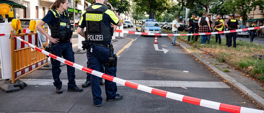 Die Berliner Polizei hat die Straße um den U-Bahnhof Mierendorffplatz nach einem Polizeieinsatz abgesperrt. Polizisten haben in Berlin-Charlottenburg auf eine Frau geschossen. Nach ersten Erkenntnissen der Polizei soll es sich um eine «verhaltensauffällige Person» gehandelt haben. Sie sei verletzt worden, sagte ein Polizeisprecher.