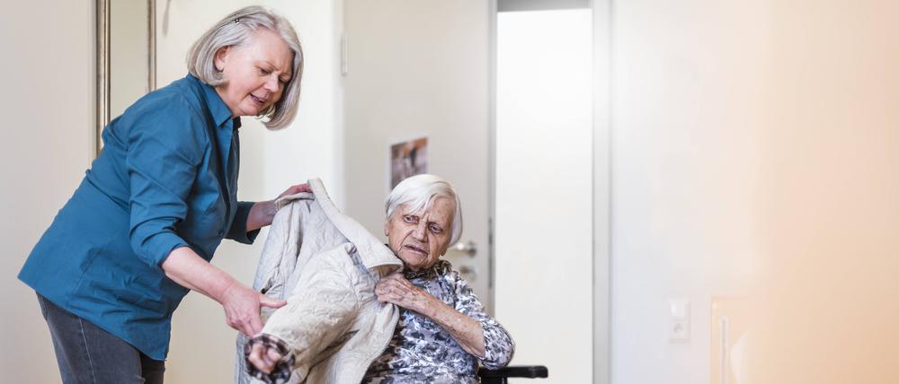 Eine Pflegekraft hilft einer Patientin: Experten fordern grundlegende Veränderungen des Systems, um eine Kostenexplosion zu vermeiden.