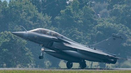 A Dassault Rafale fighter jet of the French Air Force lands after a demonstration flight during the Pegase 2024 mission aiming to develop operational partnerships in the Indo-Pacific region, at Halim Perdanakusuma International Airport in Jakarta on July 24, 2024. (Photo by Yasuyoshi CHIBA / AFP)