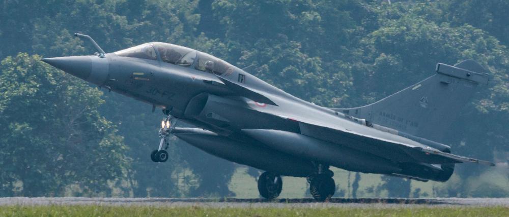 A Dassault Rafale fighter jet of the French Air Force lands after a demonstration flight during the Pegase 2024 mission aiming to develop operational partnerships in the Indo-Pacific region, at Halim Perdanakusuma International Airport in Jakarta on July 24, 2024. (Photo by Yasuyoshi CHIBA / AFP)