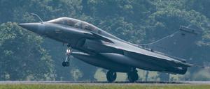 A Dassault Rafale fighter jet of the French Air Force lands after a demonstration flight during the Pegase 2024 mission aiming to develop operational partnerships in the Indo-Pacific region, at Halim Perdanakusuma International Airport in Jakarta on July 24, 2024. (Photo by Yasuyoshi CHIBA / AFP)