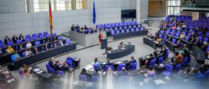 Das Wahlgesetz für den Bundestag bleibt vorerst - mit Ausnahme der Anordnung des Verfassungsgerichts, die Grundmandatsklausel wieder anzuwenden.