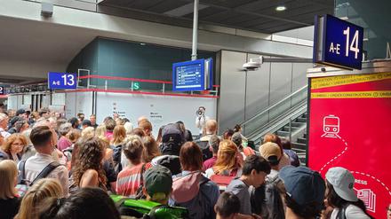 Menschen drängen vor den Treppen zu den Bahnsteigen des Berliner Hauptbahnhofs. Die Bahn musste aufgrund der Menschenmassen den Zugang versperren. 