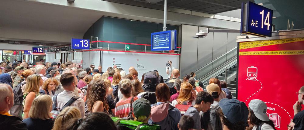 Menschen drängen vor den Treppen zu den Bahnsteigen des Berliner Hauptbahnhofs. Die Bahn musste aufgrund der Menschenmassen den Zugang versperren. 