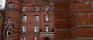 Ein Schild neben dem Eingang weist auf das auf den Sitz der Staatsanwaltschaft am Landgericht Neuruppin hin.
