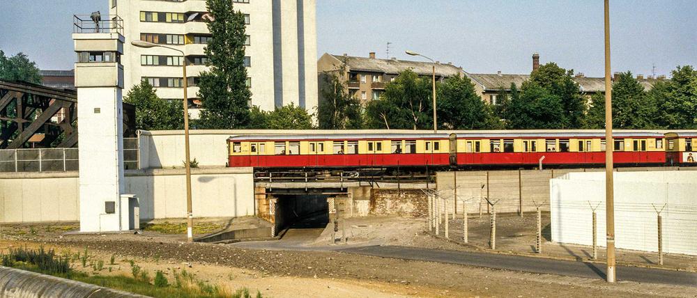 Ein S-Bahn-Zug hat gerade den Nordbahnhof, einen der vier Geisterbahnhöfe auf der Nord-Süd-Strecke, passiert und nähert sich der Grenze zu West-Berlin. Die Aufnahme entstand am 6. Juli 1987.
