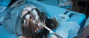 Die Messung der Hirnströme mittels EEG bringt erste Hinweise, ob eine Epilepsie vorliegt. (Symbolbild)