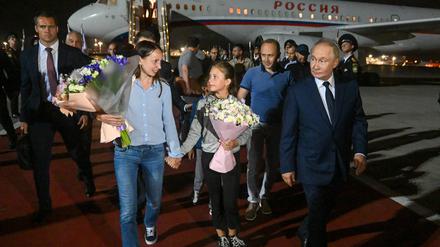 Das Agentenpaar wird von Präsident Putin am Flughafen empfangen. 