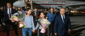 Der russische Präsident Wladimir Putin (r.) begrüßt die im Rahmen eines Gefangenenaustauschs freigelassenen russischen Staatsbürger am Flughafen Wnukowo-2. Der Gefangenenaustausch zwischen Russland und dem Westen fand am 1. August in Ankara statt. 26 Gefangene, die in Gefängnissen der Vereinigten Staaten, Deutschlands, Polens, Sloweniens, Norwegens, Russlands und Weißrusslands inhaftiert waren, wurden freigelassen. Zehn Personen, darunter zwei Minderjährige, Artyom Dultsev, Anna Dultseva und ihre Kinder, Vadim Krasikov, Pavel Rubtsov, Mikhail Mikushin, Roman Seleznev, Vladislav Klyushin, Vadim Konoshchenok, wurden nach Russland, 13 nach Deutschland und drei in die Vereinigten Staaten überstellt.