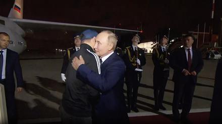 Wladimir Putin begrüßt Wadim Krassikow auf einem Moskauer Flughafen.