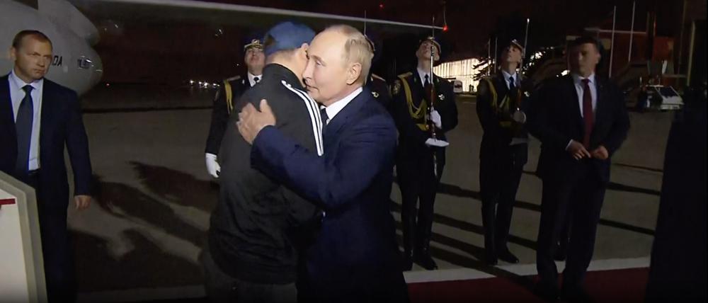Wladimir Putin begrüßt Wadim Krassikow auf einem Moskauer Flughafen.