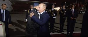 Wladimir Putin begrüßt Wadim Krassikow auf einem Moskauer Flughafen.