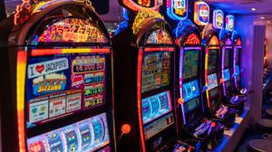 19 September 2023: Glowing slot machines in a casino. Gambling *** Leuchtende Spielautomaten in einem Casino. Glücksspiel