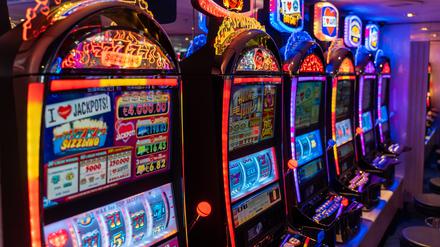 Ein 44-Jähriger hinterzieht rund eine Million Euro mit manipulierten Glücksspielautomaten und wir zu einem Jahr und sechs Monaten Haft verurteilt. 