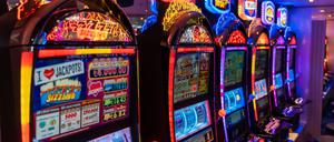 19 September 2023: Glowing slot machines in a casino. Gambling *** Leuchtende Spielautomaten in einem Casino. Glücksspiel