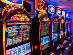 19 September 2023: Glowing slot machines in a casino. Gambling *** Leuchtende Spielautomaten in einem Casino. Glücksspiel