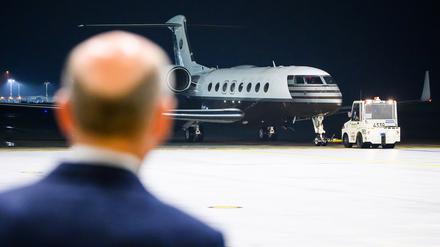Bundeskanzler Olaf Scholz (SPD) empfängt die frei gelassenen Personen, die mit einem Flugzeug nach dem Gefangenenaustausch mit Russland auf dem militärischen Teil des Flughafen Köln/Bonn ankommen.