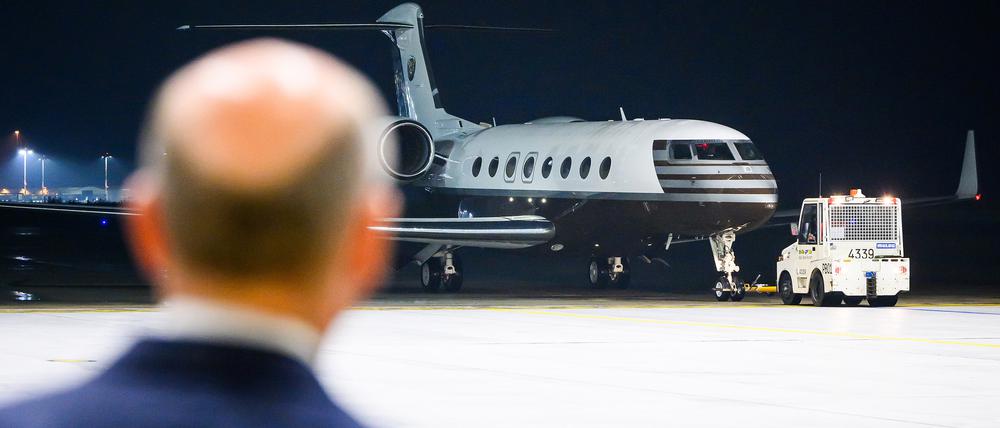 Bundeskanzler Olaf Scholz (SPD) empfängt die frei gelassenen Personen, die mit einem Flugzeug nach dem Gefangenenaustausch mit Russland auf dem militärischen Teil des Flughafen Köln/Bonn ankommen.