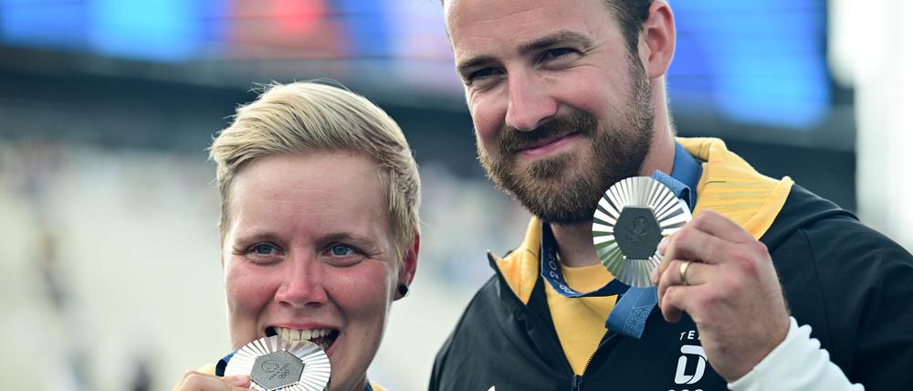 Die Bogenschützen Florian Unruh und Michelle Kroppen jubeln über Silber nach der Siegerehrung.