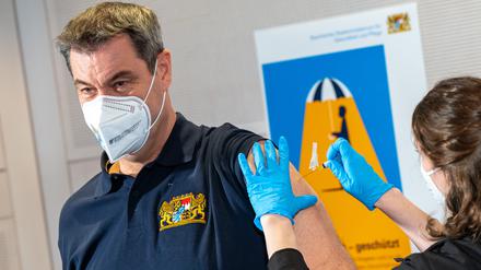 Markus Söder (CSU), Ministerpräsident von Bayern, lässt sich von der Ärztin Swetlana Schütz gegen Influenza impfen. +++ dpa-Bildfunk +++