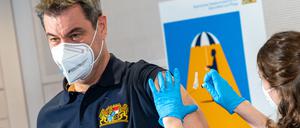 Markus Söder (CSU), Ministerpräsident von Bayern, lässt sich von der Ärztin Swetlana Schütz gegen Influenza impfen. +++ dpa-Bildfunk +++