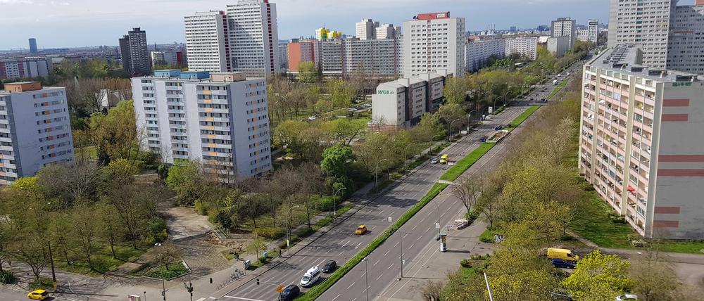 An der Landsberger Allee ist ein Einkaufswagen von einem Balkon geworfen worden.