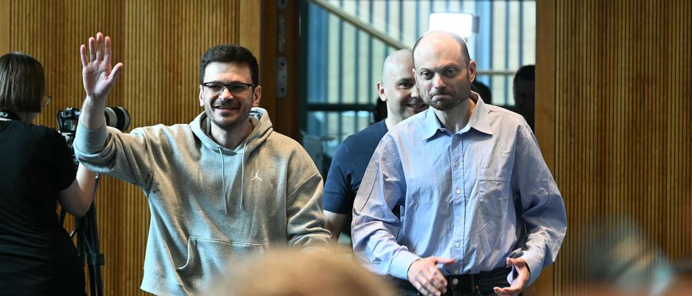 Kremlgegner Jaschin, Piwowarow und Kara-Mursa bei ihrem ersten Auftritt in Freiheit.