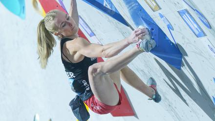 Beim Bouldern sind Lucia Dörffel und ihre Kontrahentinnen nicht angeseilt.