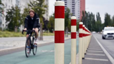 Die verpollerte Stadt - Poller in Berlin, aufgenommen am 3. September 2019.
Im Bild: Poller aus Gummi in der Holzmarktstraße in Berlin-Friedrichshain. 

Foto: Kitty Kleist-Heinrich