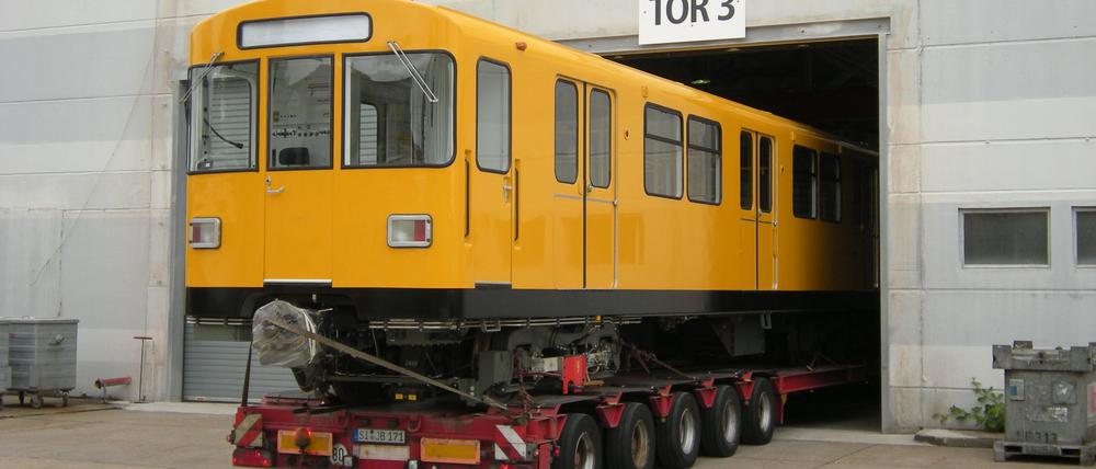 Eine U-Bahn steht auf einem Transportwagen vor einem Tor der Leipziger Firma Iftec.