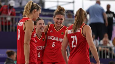 Das deutsche 3x3-Team feiert den Einzug ins Halbfinale.