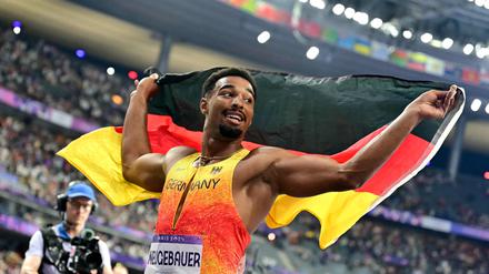 Leo Neugebauer feiert seine olympische Silbermedaille.