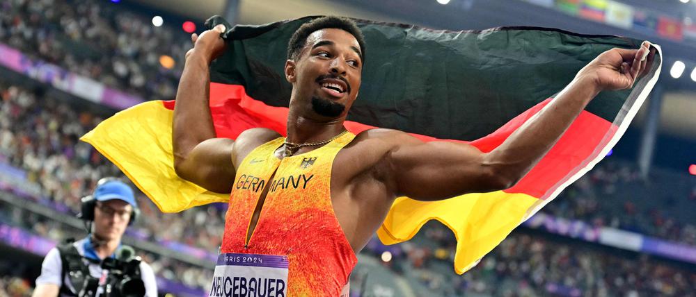 Leo Neugebauer feiert seine olympische Silbermedaille.