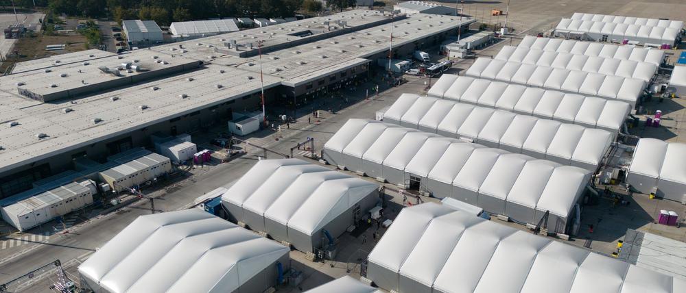 CDU-Fraktionsvorsitzender Dirk Stettner hält es für notwendig, mehr Kapazitäten zur Flüchtlingsunterbringung in Großunterkünften zu schaffen, auch in Tegel. (Archivbild)