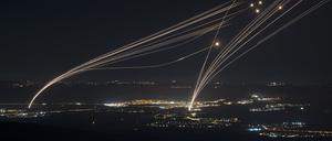 Angriff an der Grenze zum Libanon: Das israelische Luftabwehrsystem Iron Dome fängt Raketen der Hisbollah über der Region Galiläa ab. 