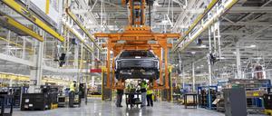 Der klimafreundliche Umbau der Automobilindustrie ist eines der Themen, zu denen im „Clean Industrial Deal“ neue Impulse erwartet werden, hier die Lkw-Produktion bei Mercedes-Benz in Wörth.