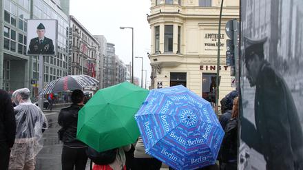 Berlin-Touristen aus aller Welt beim Sightseeing am Checkpoint Charlie an der Friedrichstr. in Berlin-Kreuzberg.