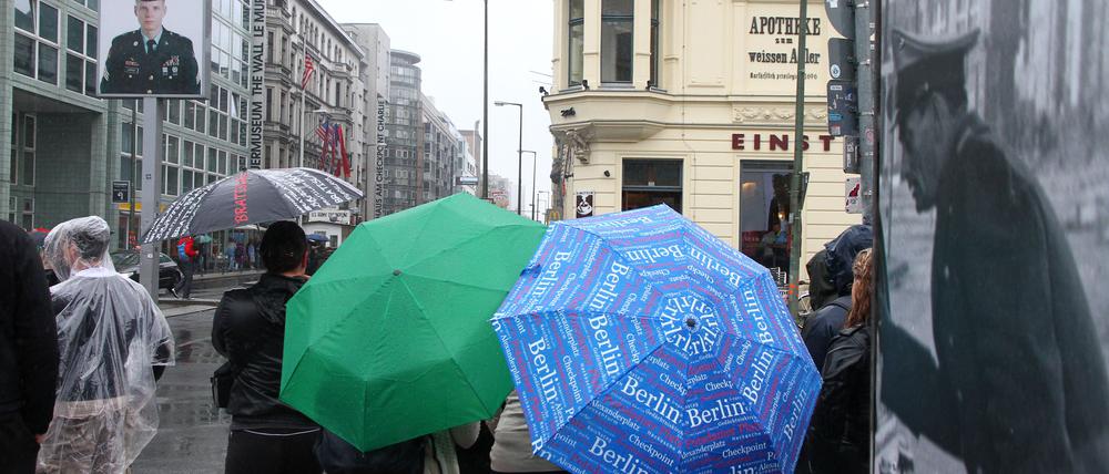 Berlin-Touristen aus aller Welt beim Sightseeing am Checkpoint Charlie an der Friedrichstr. in Berlin-Kreuzberg.