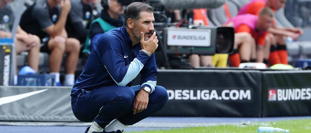 Was tun? Herthas Trainer Cristian Fiél muss in der Defensive improvisieren.
